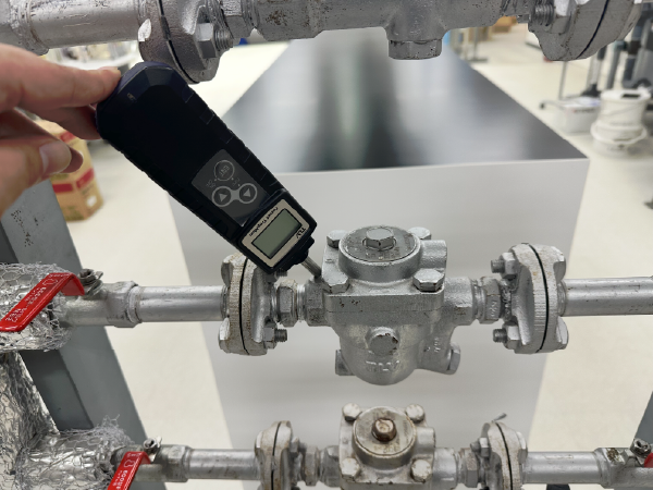 スチームトラップ診断の重要性とは？蒸気漏れ・故障の影響と省エネ対策事例も紹介