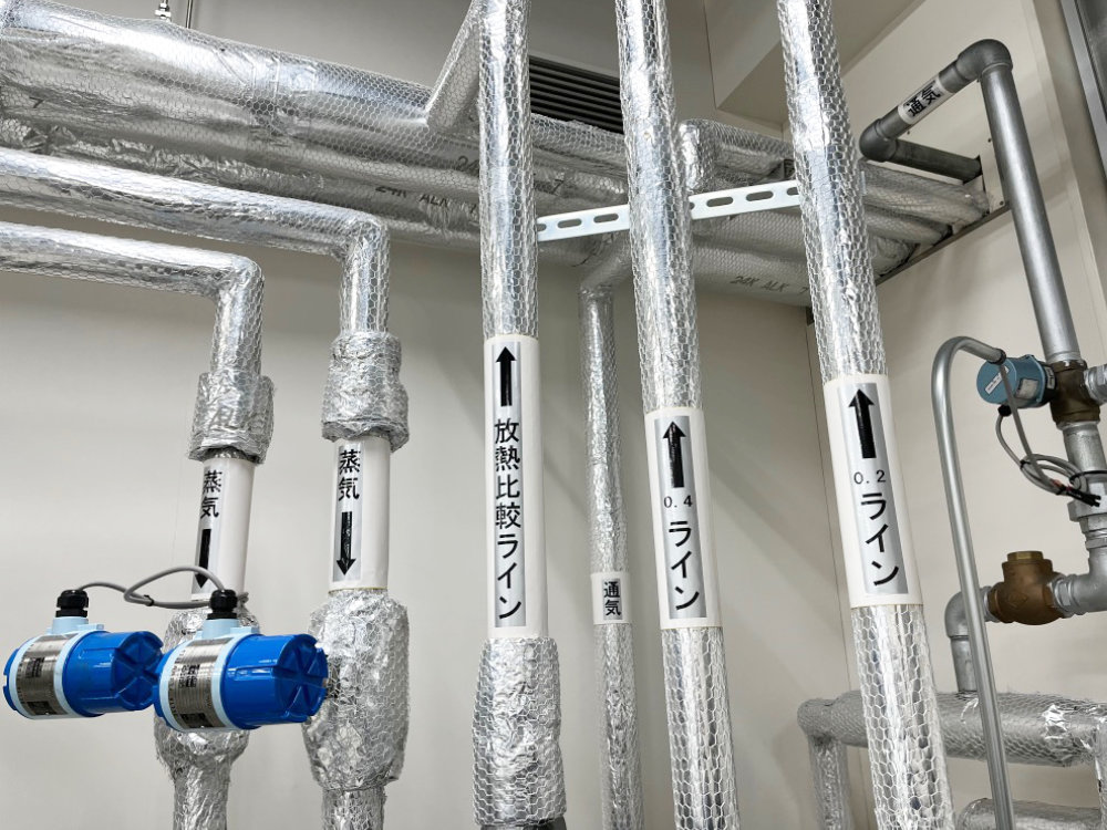 配管に流体名と流れ方向を表示した例