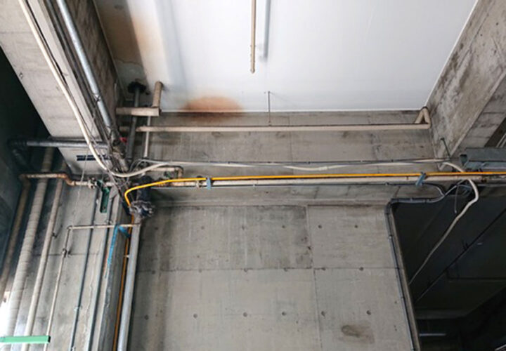 建物の梁や柱の耐震補強工事現場に、既設配管が干渉！ただ配管を迂回するだけでなく配管ルートから見直した事例